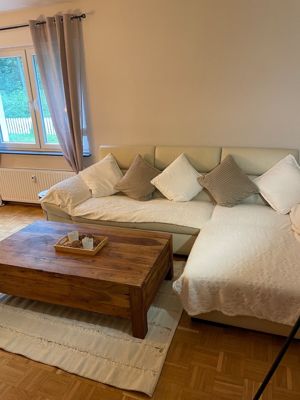 Ferienwohnung Waldfrieden — Wohnzimmer mit Sofa