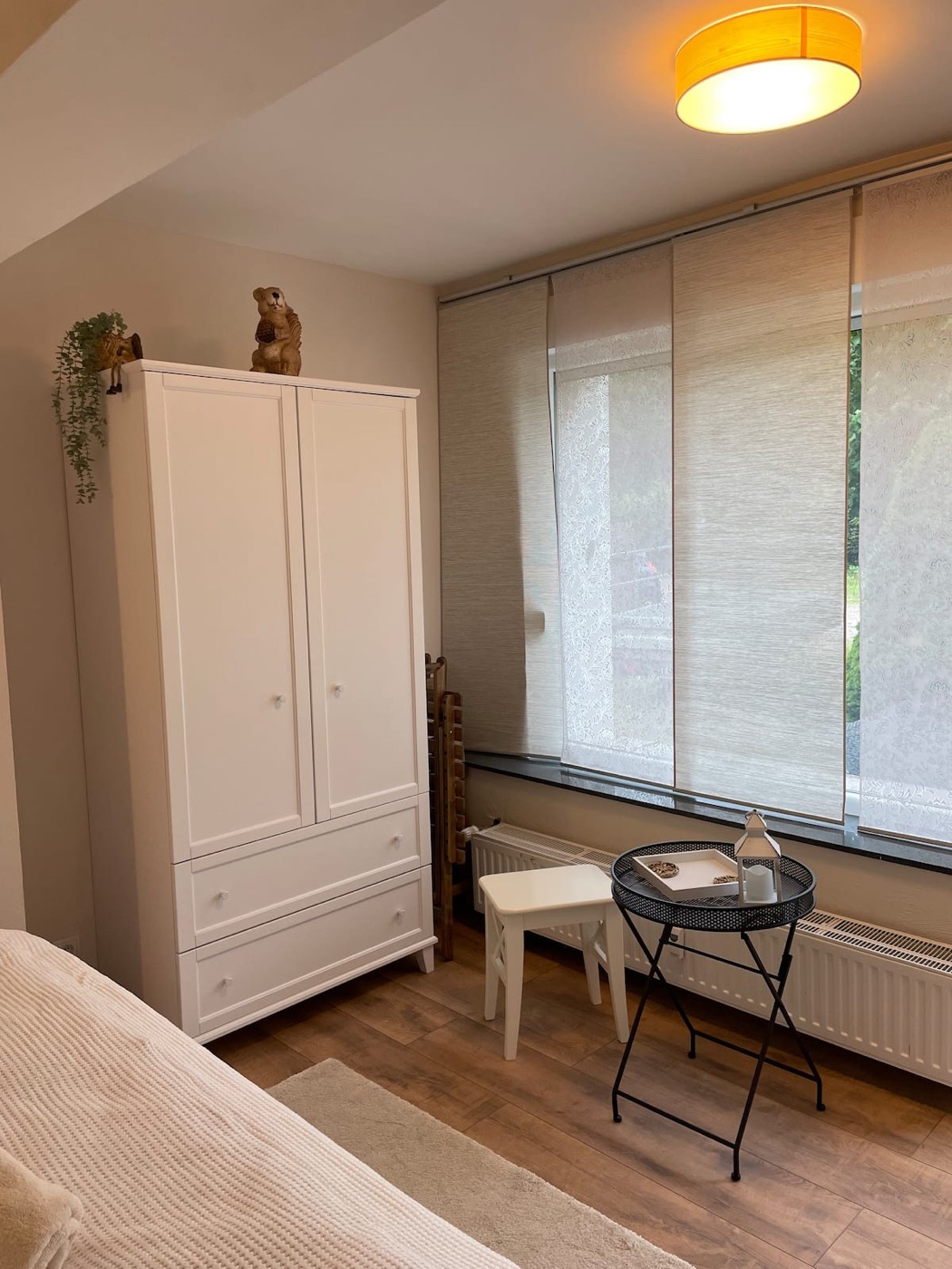 Schlafzimmer mit Blick in den Garten