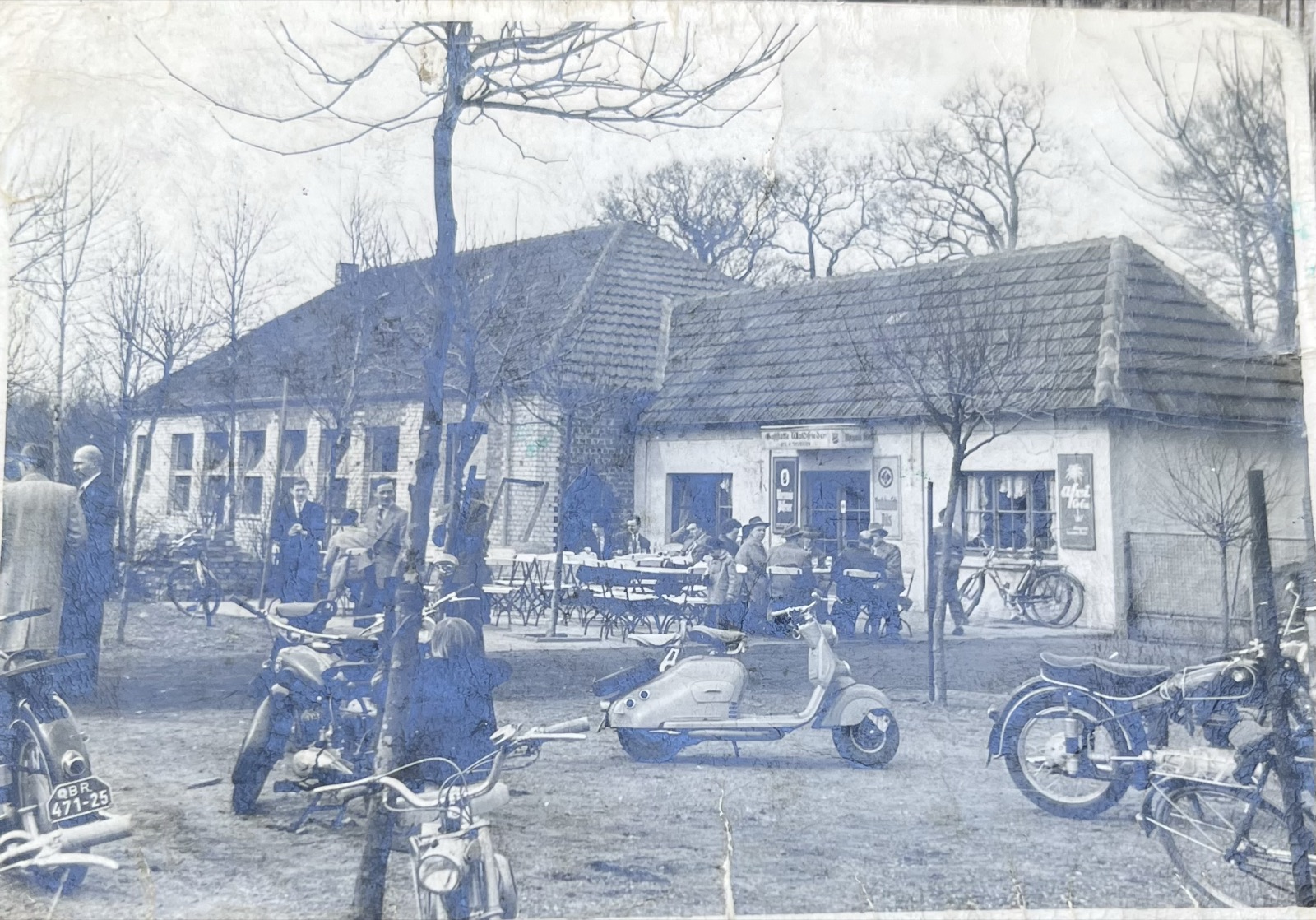 Motorroller und Kleinkrafträder vor der Terrasse