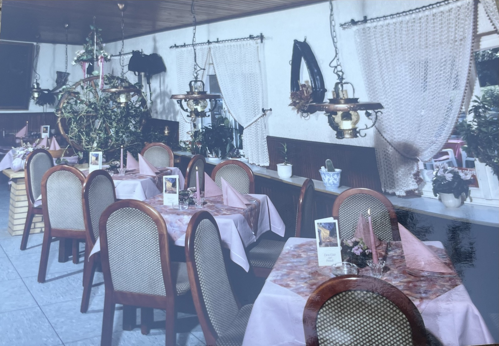 Der Saal, festlich eingedeckt
