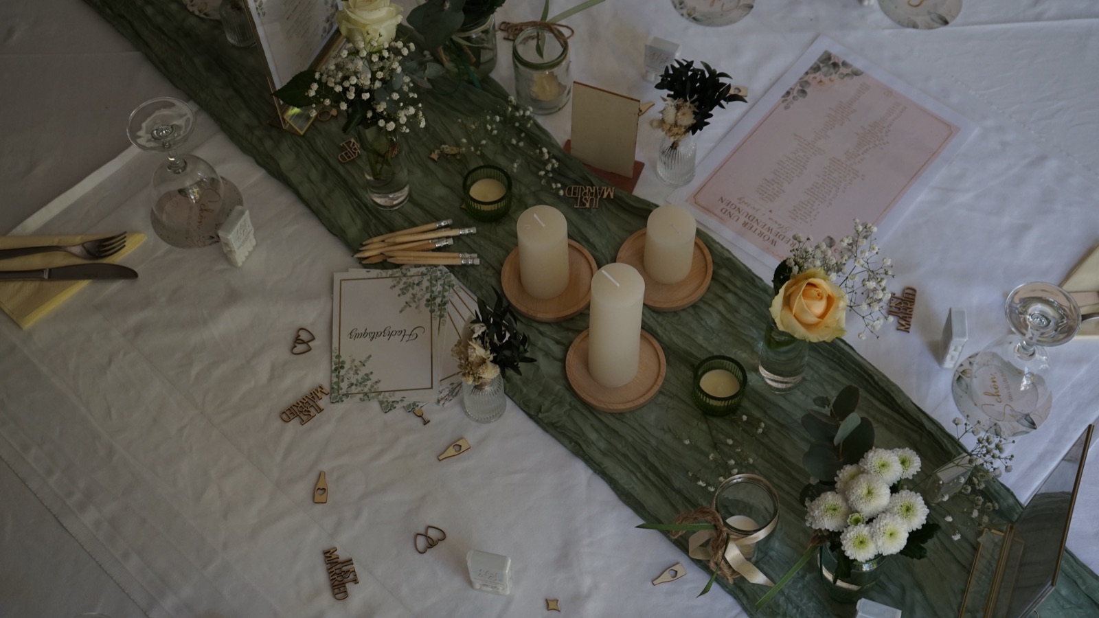 Tischdeko mit Kerzen und Blumen