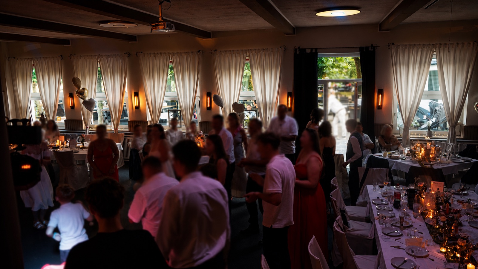 Hochzeitsfeier im Saal des Waldfrieden — Gäste feiern mit Blick zum Biergarten